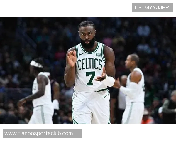 杰伦布朗轻松发挥9投5中贡献15分7篮板4助攻展现全能实力